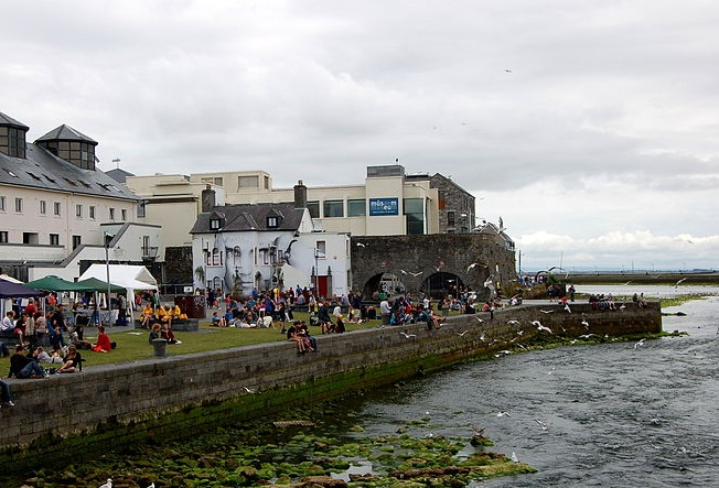 Irish Pubs, Tourist attraction Spanish Arch, Galway Ireland